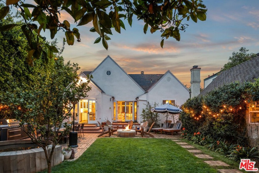 Timeless, English country elegance blends seamlessly with modern - Beach Home for sale in Santa Monica, California on Beachhouse.com