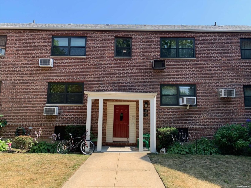 Welcome to this spacious 3-bedroom co-op in Howard Beach - Beach Apartment for sale in Howard Beach, New York on Beachhouse.com
