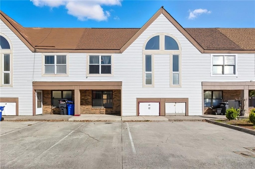 Welcome to the heart of Olde Towne Portsmouth! This charming - Beach Townhome/Townhouse for sale in Portsmouth, Virginia on Beachhouse.com