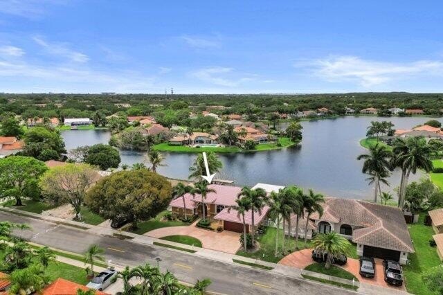 Beautiful lakefront home in The Landings of Pembroke Pines! This - Beach Home for sale in Pembroke Pines, Florida on Beachhouse.com