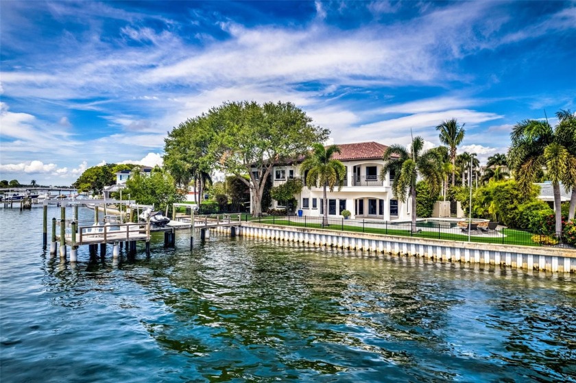 WATERFRONT BOATER'S PARADISE LOCATED ON PRESTIGIOUS BAYSHORE - Beach Home for sale in St. Petersburg, Florida on Beachhouse.com