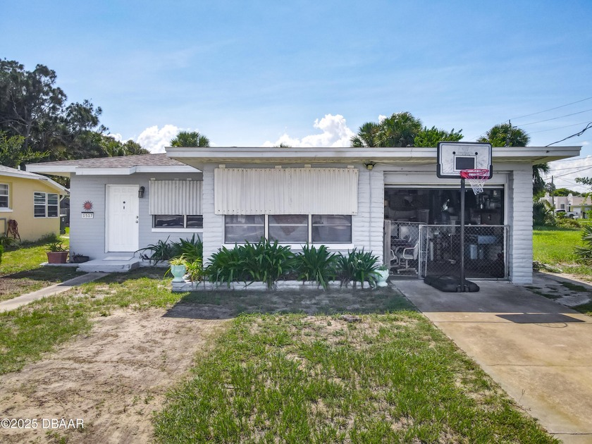 WALK TO THE BEACH IN JUST A FEW STEPS- Beachside Bungalow with - Beach Home for sale in Daytona Beach, Florida on Beachhouse.com