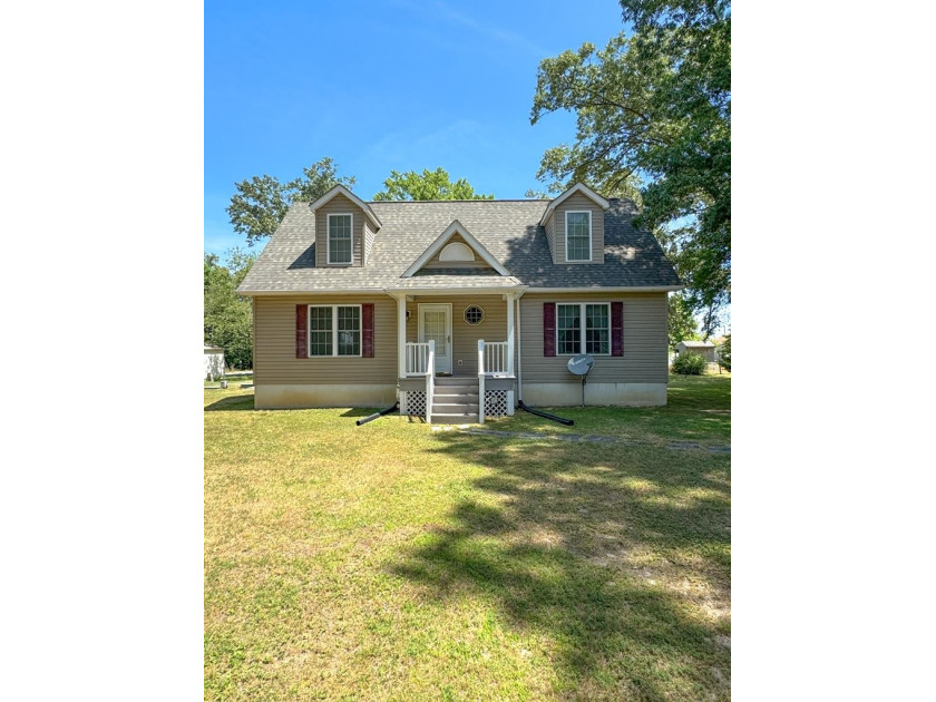 This like-new cape cod is nicely sited on two lots in a quiet - Beach Home for sale in Montross, Virginia on Beachhouse.com