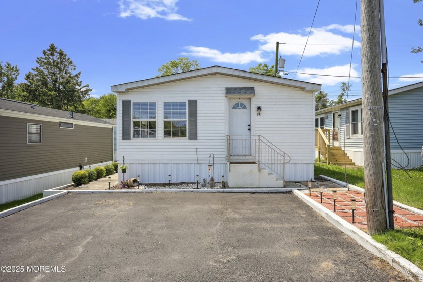 An unbeatable location! Experience the perfect blend of comfort - Beach Home for sale in Wall, New Jersey on Beachhouse.com