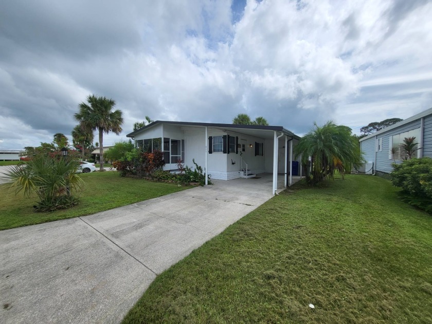 This home is a 2 bed 2 bath with a lot of potential. It's on a - Beach Home for sale in Vero Beach, Florida on Beachhouse.com
