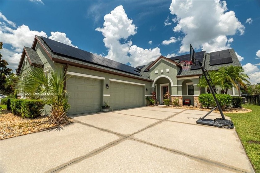 This stunning two-story residence offers 3 spacious bedrooms and - Beach Home for sale in Tampa, Florida on Beachhouse.com