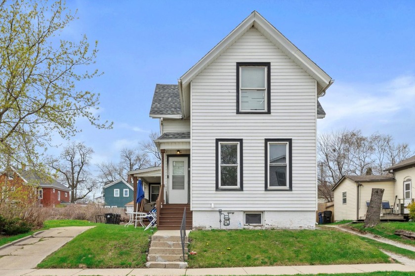 GREAT INCOME PRODUCER! This well-maintained 4-family property - Beach Lot for sale in Racine, Wisconsin on Beachhouse.com