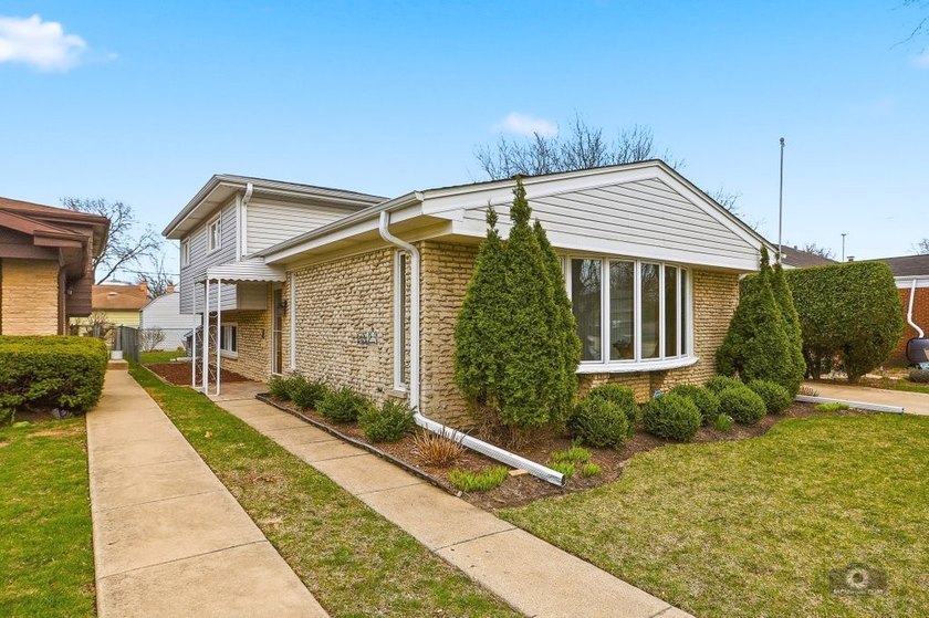 ABSOLUTELY GORGEOUS, TOTALLY UPDATED WITH HIGH QUALITY FINISHES - Beach Home for sale in Skokie, Illinois on Beachhouse.com