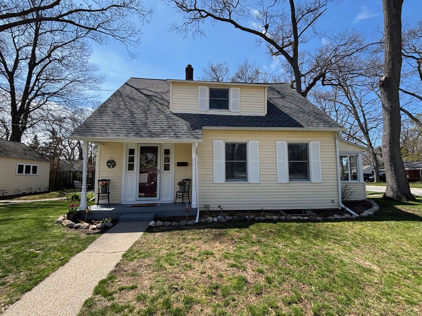 This 3 bedroom 1 bath home is perfectly situated on a large - Beach Home for sale in Muskegon, Michigan on Beachhouse.com