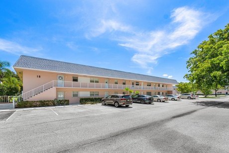 Talk about ready for you!  This condo has been gentlely used and - Beach Condo for sale in Jupiter, Florida on Beachhouse.com