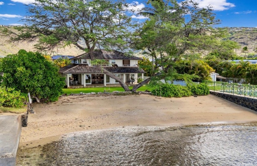 Luxury oceanfront living in this estate offering 84' of sandy - Beach Home for sale in Honolulu, Hawaii on Beachhouse.com