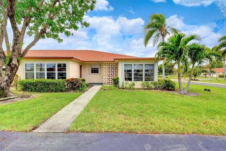 This beautiful  fully furnished renovated 2BR/2BA villa boast - Beach Home for sale in Delray Beach, Florida on Beachhouse.com