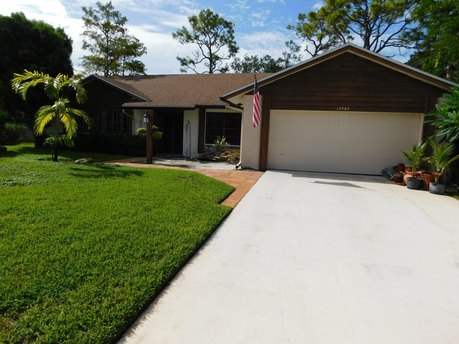 GREAT HOME IN DESIRABLE NEIGHBORHOOD WITH EXTRA LARGE  LOT ON - Beach Home for sale in Wellington, Florida on Beachhouse.com