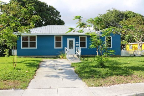 This adorable 3 bed/2 bath home with a huge convertible extra - Beach Home for sale in West Palm Beach, Florida on Beachhouse.com