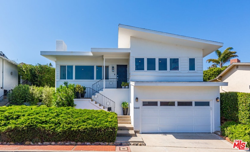 Perched in a cul-de-sac in the lower Marquez Knolls neighborhood - Beach Home for sale in Pacific Palisades, California on Beachhouse.com