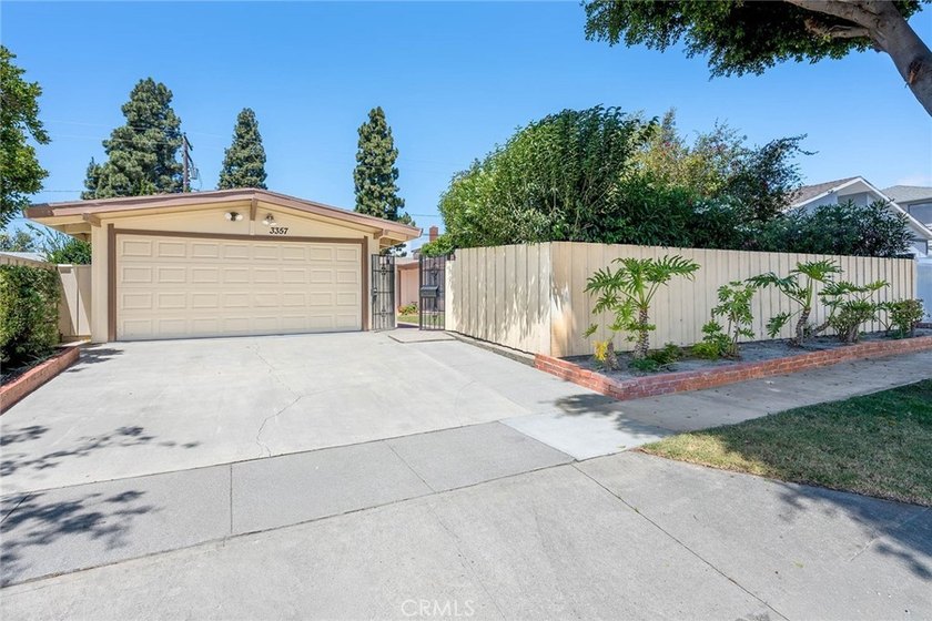 Space is a luxury, and this mid-century modern property delivers - Beach Home for sale in Long Beach, California on Beachhouse.com
