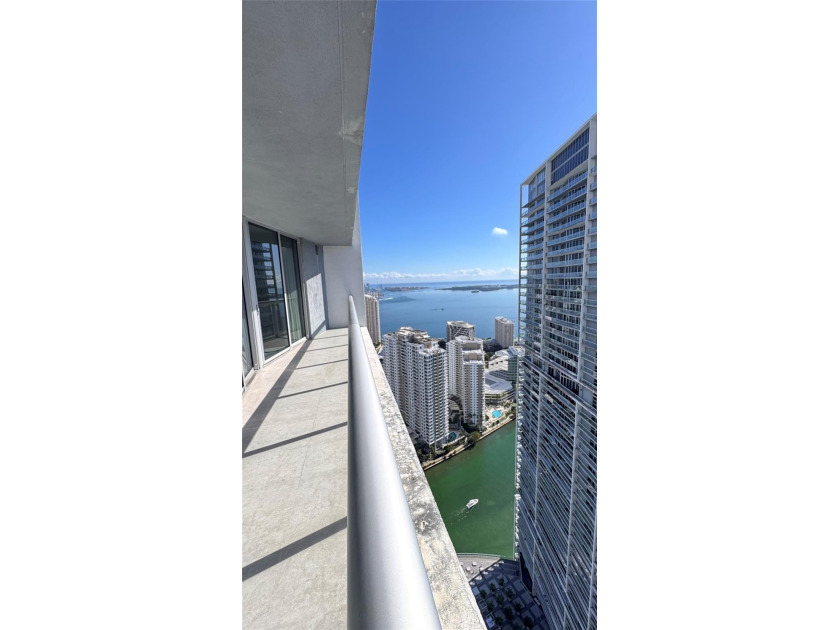 BEAUTIFUL CORNER UNIT LOCATED IN DOWNTOWN MIAMI. ICON BRICKELL - Beach Condo for sale in Miami, Florida on Beachhouse.com