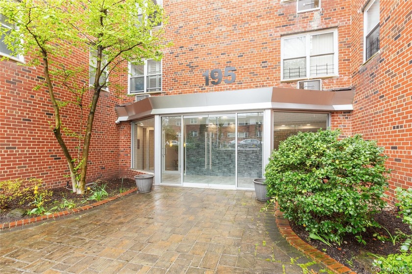 Newly Custom Renovated JR-4 Overlooking Wonderful Park-like - Beach Home for sale in Great Neck, New York on Beachhouse.com