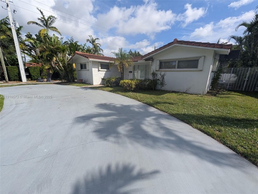 Spacious 3-bedroom, 2-bath home with a one-car garage and an - Beach Home for sale in Hollywood, Florida on Beachhouse.com