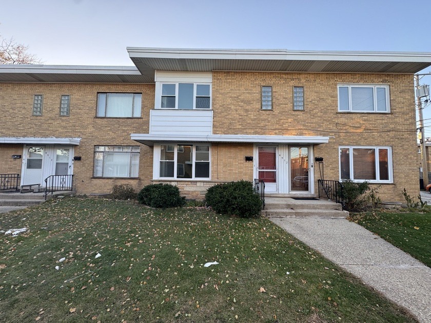 Welcome to this beautiful updated 2-bedroom, 1.1-bath townhouse - Beach Townhome/Townhouse for sale in Skokie, Illinois on Beachhouse.com
