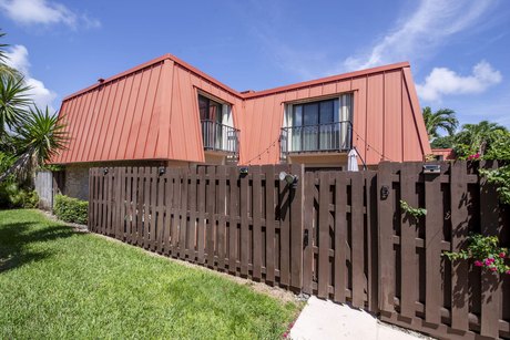 Discover this beautifully renovated 2-bed, 2-bath townhome in - Beach Townhome/Townhouse for sale in Palm Beach Gardens, Florida on Beachhouse.com