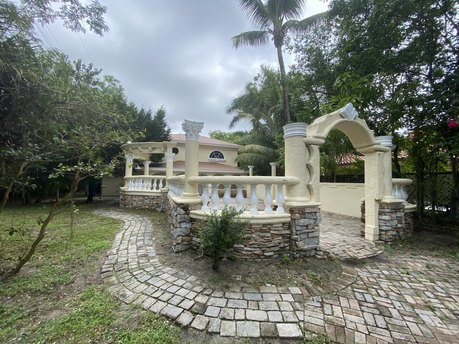 Excellent property offering endless of possibilities situated - Beach Home for sale in West Palm Beach, Florida on Beachhouse.com