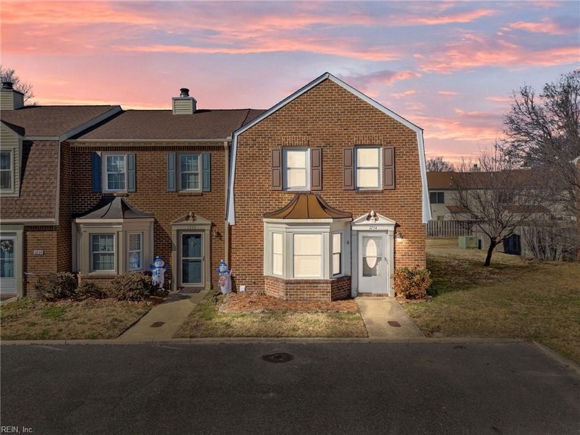 Rare opportunity to own a beautifully maintained end-unit - Beach Townhome/Townhouse for sale in Chesapeake, Virginia on Beachhouse.com