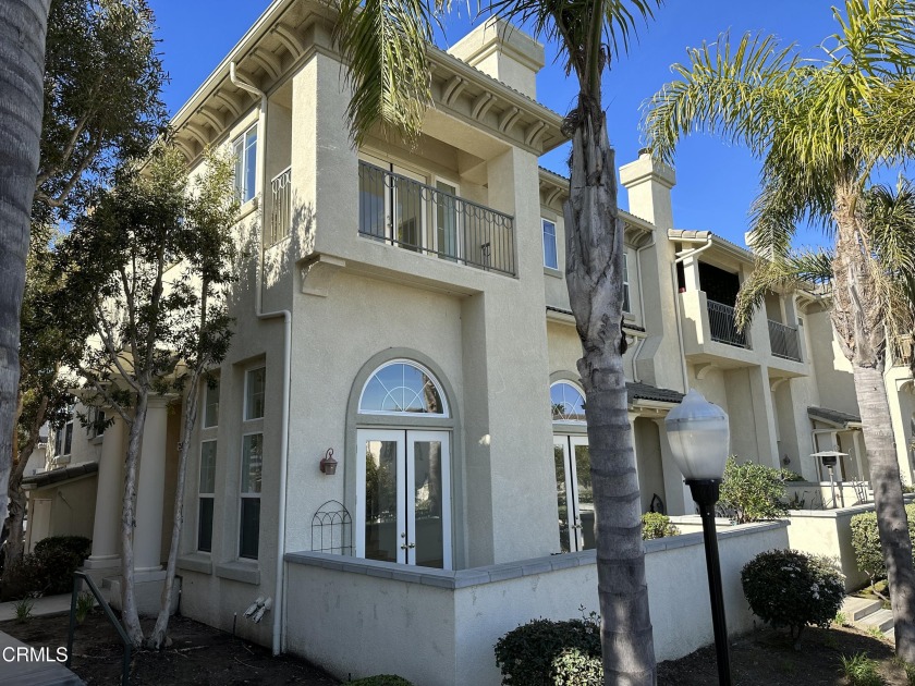 Beautiful upgraded end unit!  Bright and open with new flooring - Beach Townhome/Townhouse for sale in Oxnard, California on Beachhouse.com