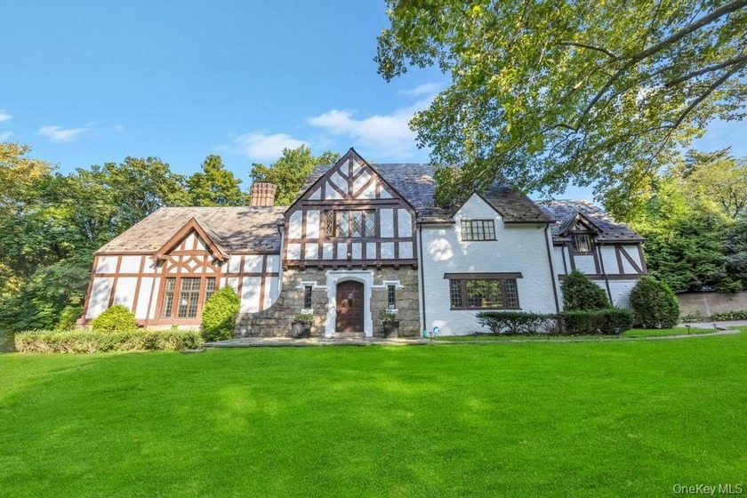 Located In Prestigious Great Neck Estates, This Impressive - Beach Home for sale in Great Neck, New York on Beachhouse.com