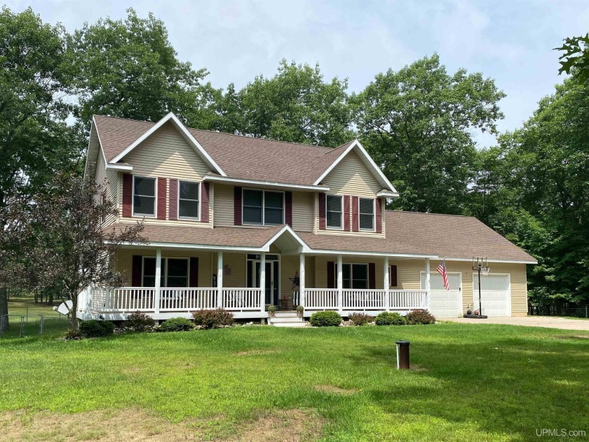 Come check out this spacious Lake Bluff home! With 6 bedrooms - Beach Home for sale in Gladstone, Michigan on Beachhouse.com