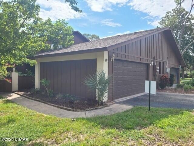 This charming attached single-family home offers a serene and - Beach Townhome/Townhouse for sale in Ormond Beach, Florida on Beachhouse.com
