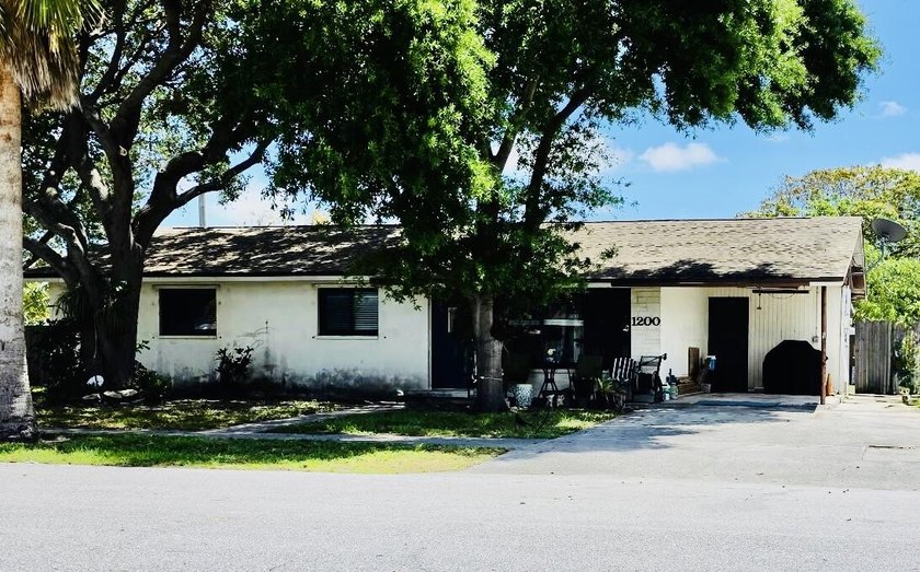 Opportunity knocks just blocks from the Intracoastal and minutes - Beach Home for sale in Lantana, Florida on Beachhouse.com