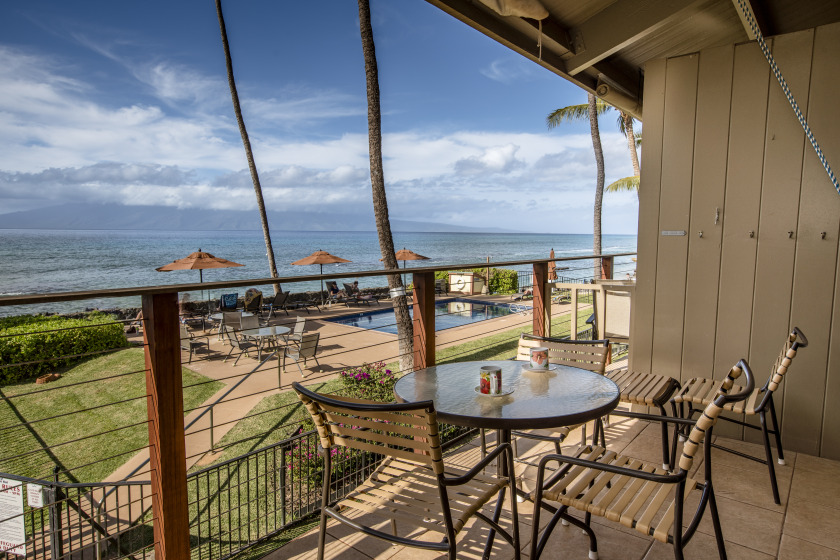 Great Upper floor! Beamed Ceilings! Direct Views - Beach Vacation Rentals in Lahaina, Hawaii on Beachhouse.com