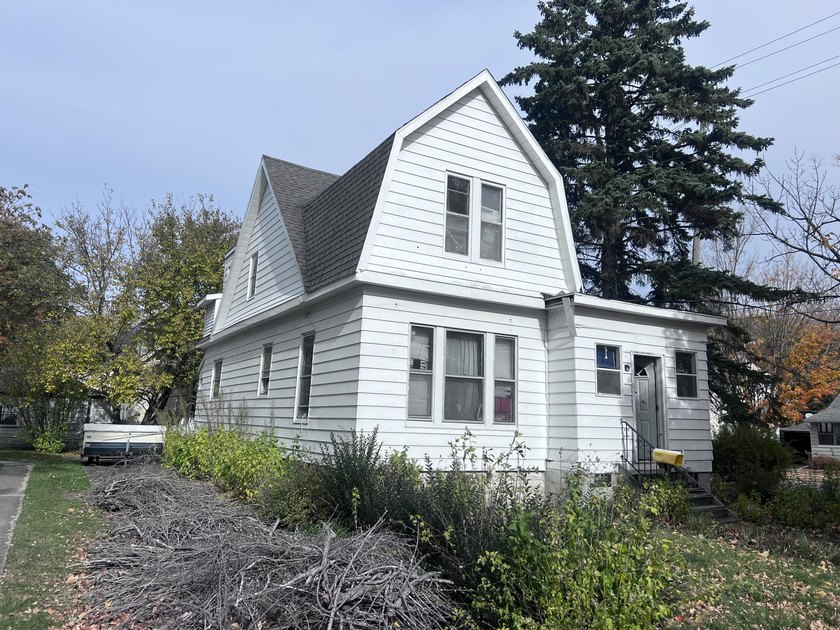 Property: 1023 Michigan Ave, St. Joseph, MI 49085 Charming - Beach Home for sale in Saint Joseph, Michigan on Beachhouse.com
