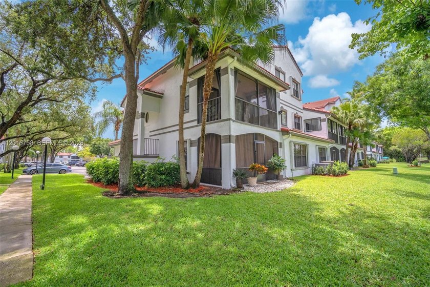 Superb 3 BR, 2 Bath waterfront, end unit home in Las Verdes of - Beach Condo for sale in Pembroke Pines, Florida on Beachhouse.com