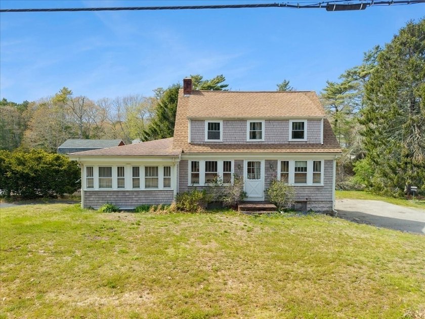 This 3-bedroom, 1-bath home in the charming Onset area of - Beach Home for sale in Wareham, Massachusetts on Beachhouse.com