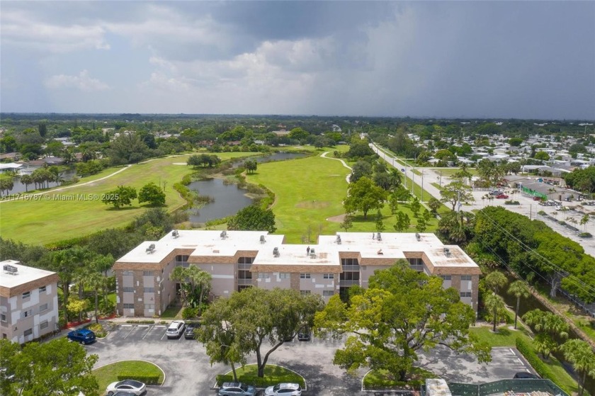 Welcome to your dream condo in Davie! This stunning unit - Beach Condo for sale in Davie, Florida on Beachhouse.com