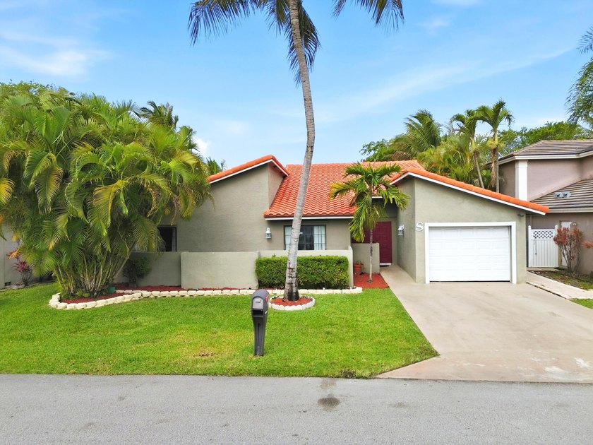 Welcome to Coquina Lakes! This well-maintained 1-story home - Beach Home for sale in Deerfield Beach, Florida on Beachhouse.com