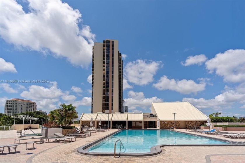 2 bedrooms/2 bathrooms.  Amazing view to Turnberry Golf Course - Beach Condo for sale in Aventura, Florida on Beachhouse.com