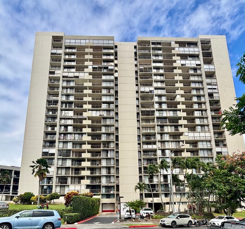 Excellent location, minutes to Pearlridge shopping Center - Beach Condo for sale in Aiea, Hawaii on Beachhouse.com
