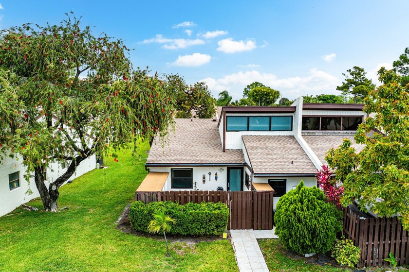 Beautiful MOVE-IN READY home offering peace of mind with - Beach Home for sale in West Palm Beach, Florida on Beachhouse.com