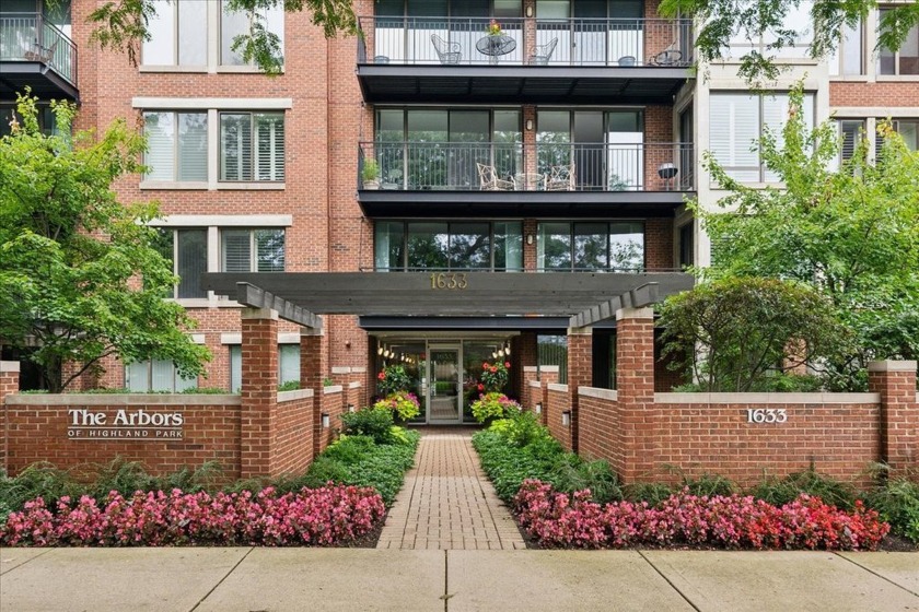 Experience the perfect blend of comfort, convenience, and style - Beach Condo for sale in Highland Park, Illinois on Beachhouse.com