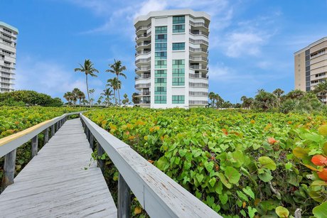 Enjoy affordable oceanfront living in this 7th-floor condo on - Beach Condo for sale in Hutchinson Island, Florida on Beachhouse.com