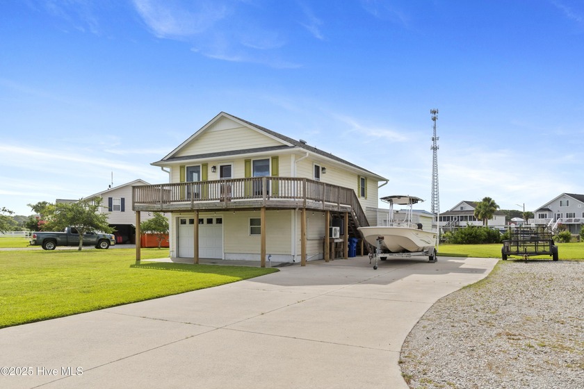 Welcome to your charming beach getaway in the heart of Cedar - Beach Home for sale in Cedar Point, North Carolina on Beachhouse.com