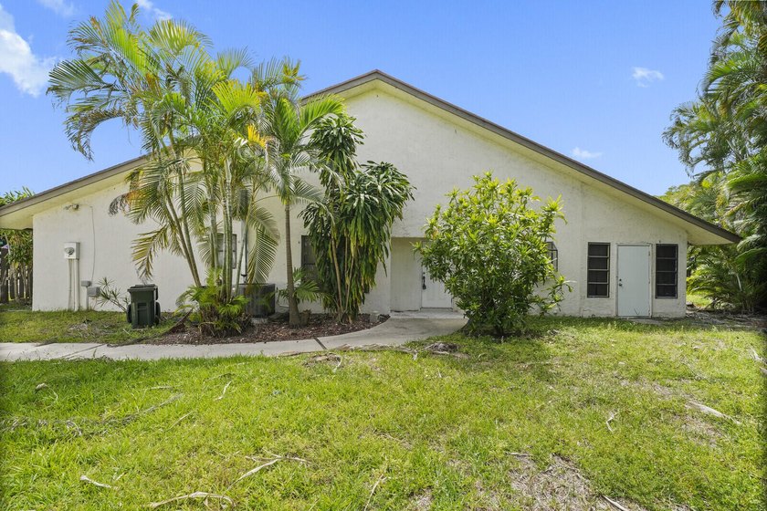 Calling all investors and renovation pros - here's a rare - Beach Home for sale in Delray Beach, Florida on Beachhouse.com