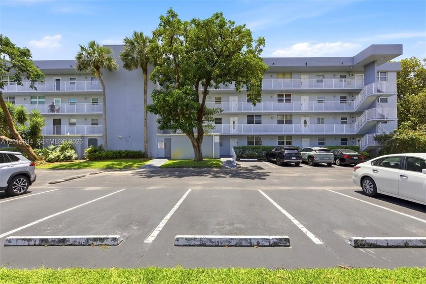 Beautiful renovated condo featuring hurricane impact windows and - Beach Condo for sale in Oakland Park, Florida on Beachhouse.com