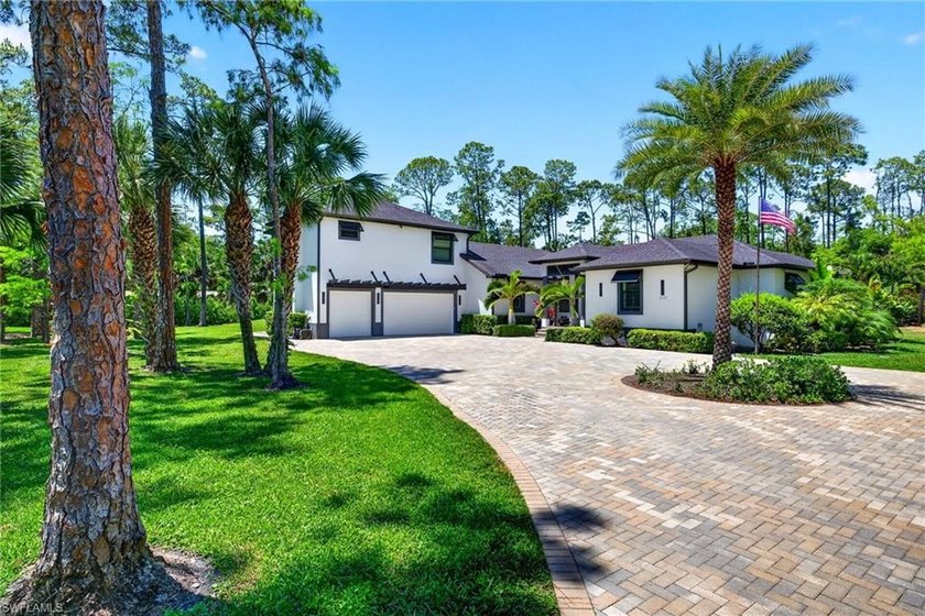Amazing estate home offering 6 bedrooms, 4 bathrooms, stem wall - Beach Home for sale in Naples, Florida on Beachhouse.com
