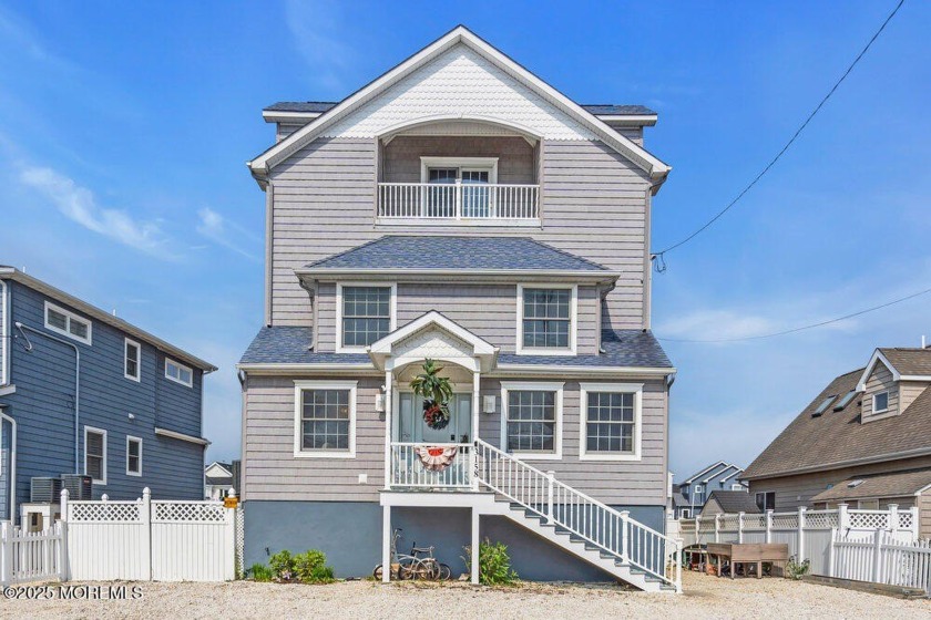 Custom home, wide lagoon minutes to open Bay. 7+ car driveway - Beach Home for sale in Toms River, New Jersey on Beachhouse.com