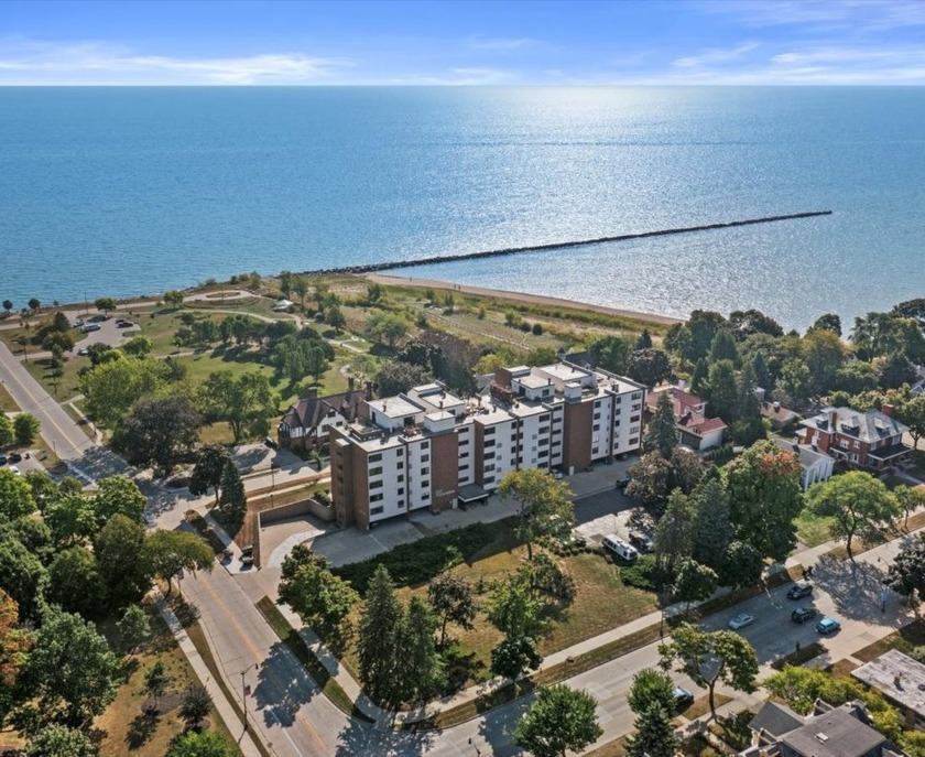 Great value on this 3 bedroom Penthouse with sweeping views of - Beach Condo for sale in Racine, Wisconsin on Beachhouse.com