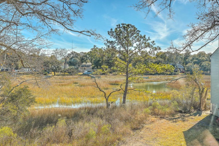 Presenting this pristine end unit condo in Village Creek of - Beach Home for sale in Mount Pleasant, South Carolina on Beachhouse.com